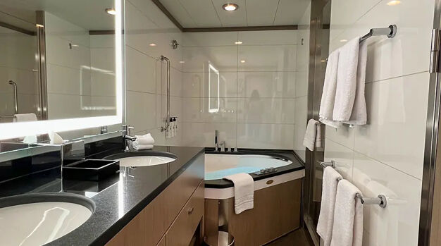 Ванная комната в каюте Owner`s Suite