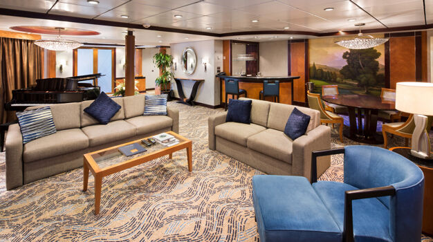 Гостиная в каюте Royal Suite