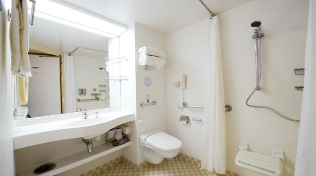Ванная комната в каюте для маломобильных пассажиров
