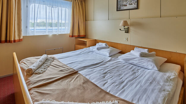 Спальня в каюте Люкс