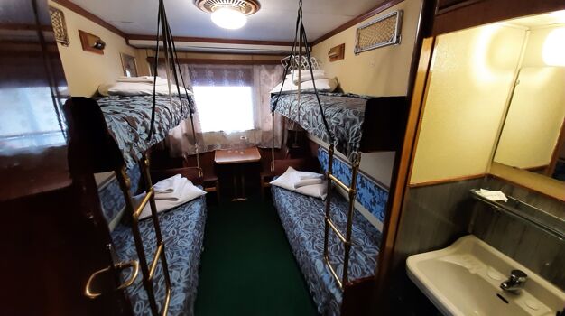 Двухъярусная каюта с окном с частичными удобствами