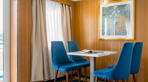 Зона отдыха в холле