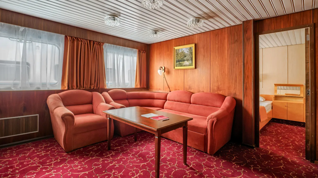 Гостиная в каюте Люкс