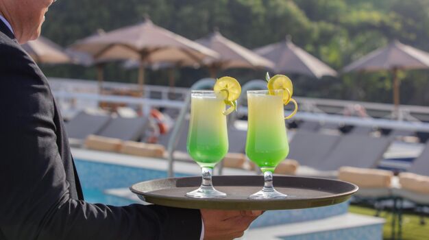 Бар у бассейна