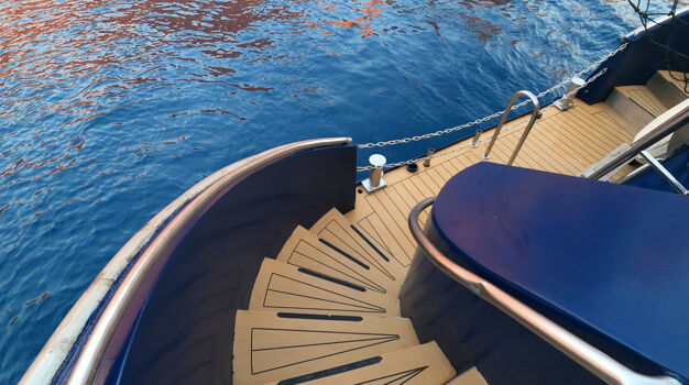 Спуск к плавательной платформе на яхте Callisto