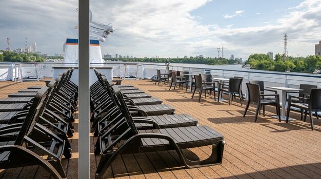 Шезлонги на солнечной палубе