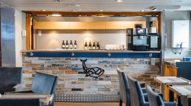 Бар в кают-компании