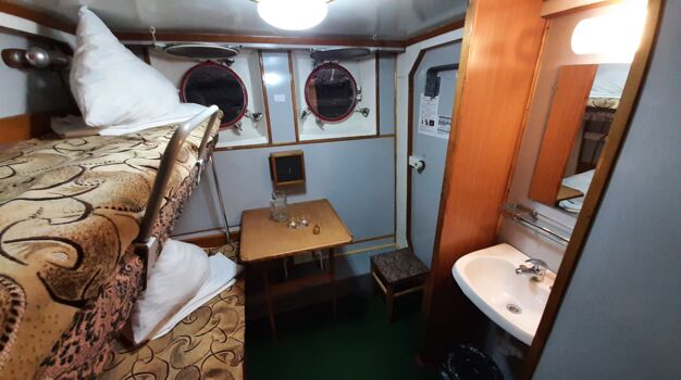 Двухъярусная каюта на нижней палубе с частичными удобствами