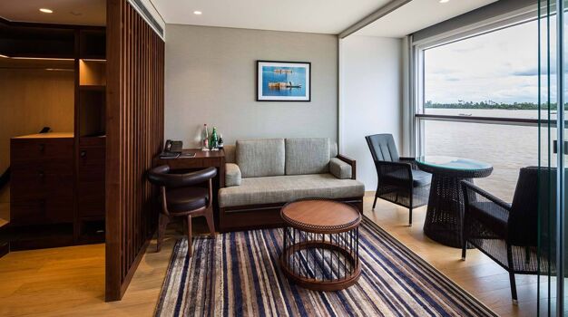 Гостиная зона в каюте Deluxe Suite