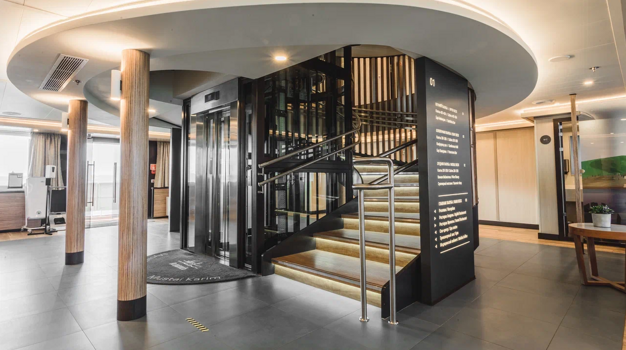 Холл с лифтом