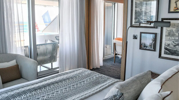 Двухкомнатная каюта с террасой с джакузи Owner`s Suite