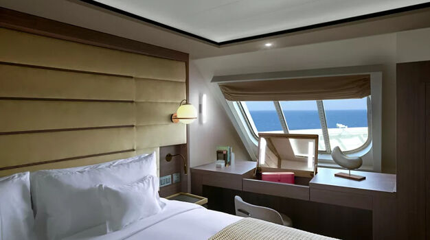 Рабочая зона в каюте Retreat residence