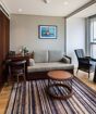 Гостиная зона в каюте Deluxe Suite