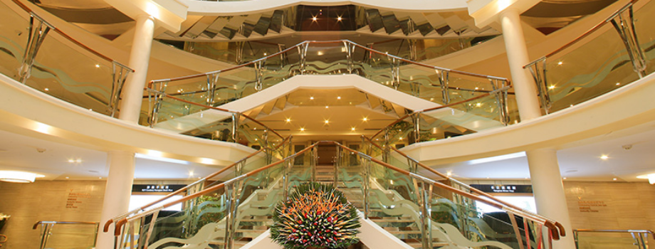 Главное лобби на теплоходе Century Paragon