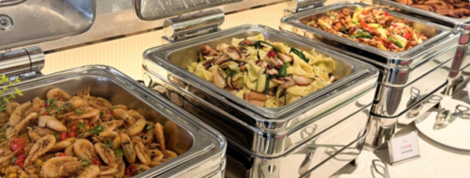 Шведский стол в ресторане на теплоходе Аполлон