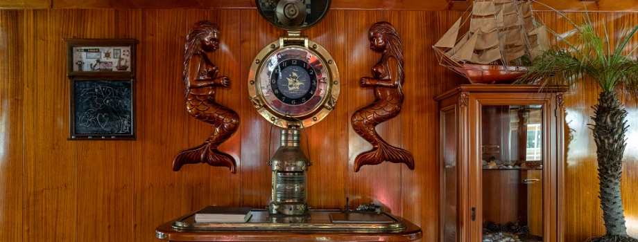 Холл на яхте Гранд Адмирал