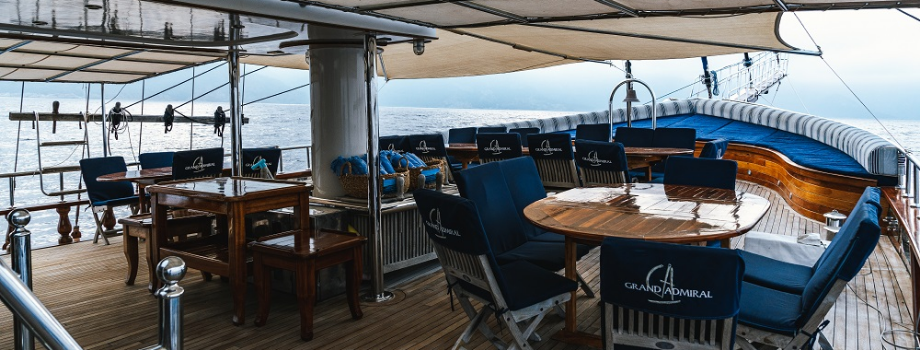 Носовая часть на открытой палубе яхты Гранд Адмирал