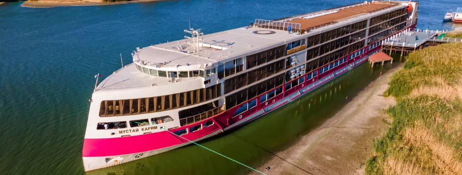 Теплоход класса люкс Мустай Карим