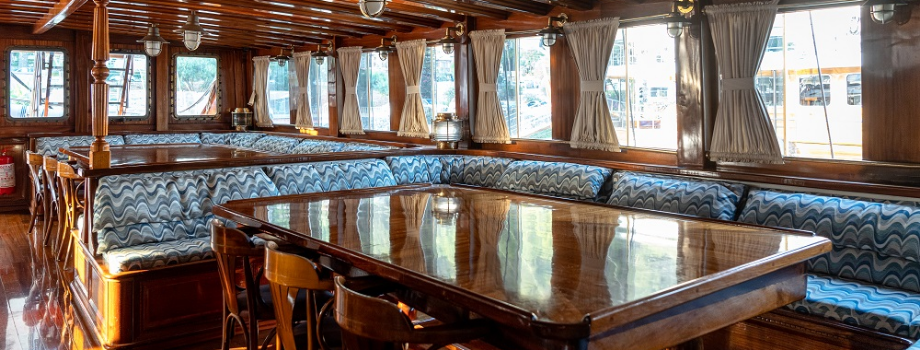 Ресторан на яхте Гранд Адмирал