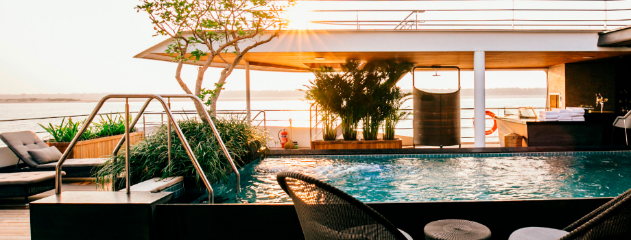 Бассейн на палубе Scenic Spirit