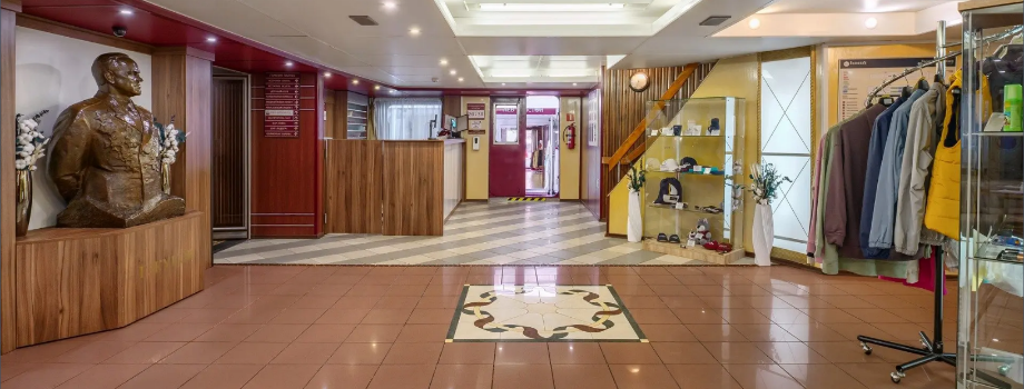 Холл на теплоходе Георгий Жуков