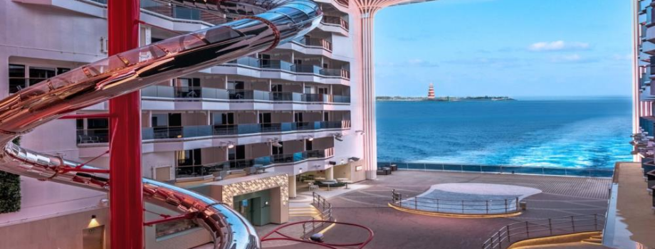 Променад с видом на океан на лайнере MSC World America