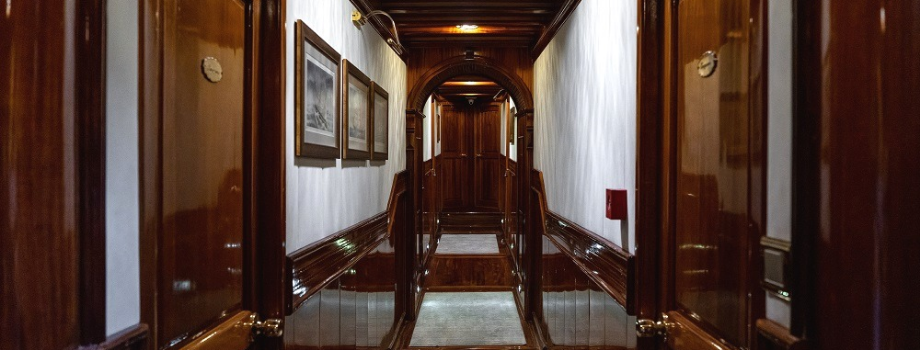 Коридор на яхте Гранд Адмирал