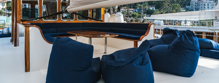 Зона отдыха на верхней палубе яхты Гранд Адмирал