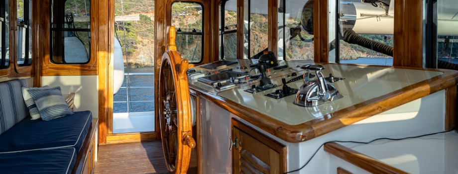 Капитанская рубка на яхте Гранд Алмирал