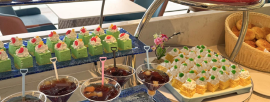 Шведский стол в ресторане на теплоходе Аполлон
