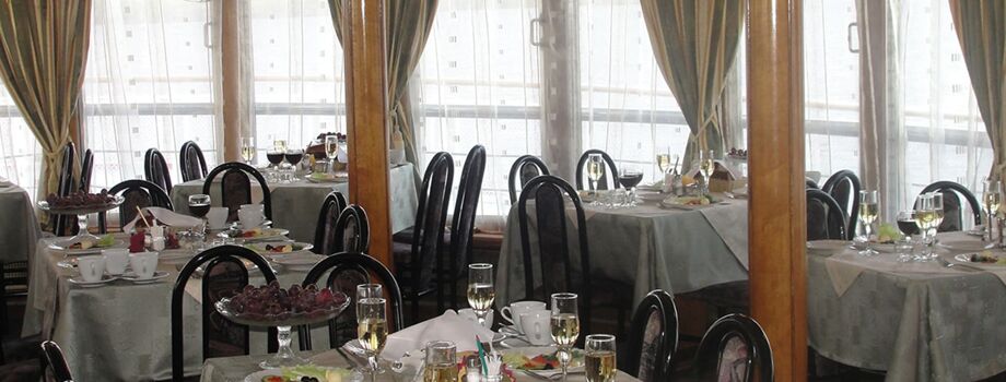 Салон питания на шлюпочной палубе
