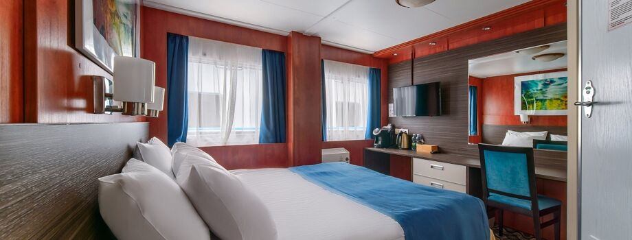 Спальня в каюте Люкс