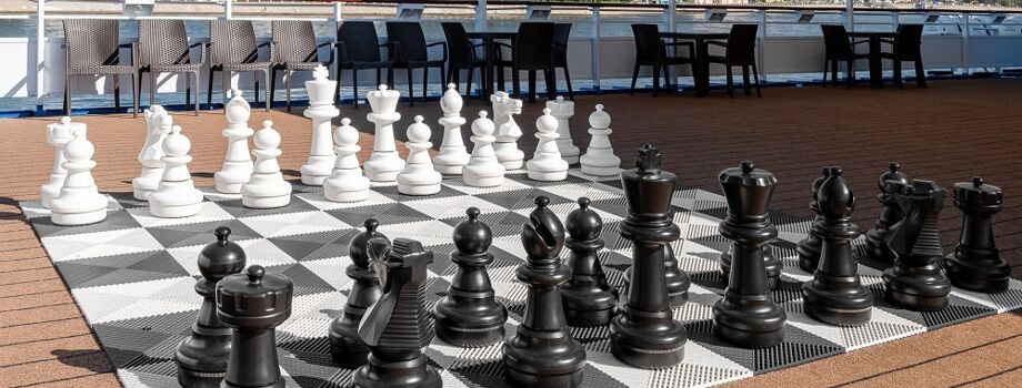 Игровое поле на солнечной палубе