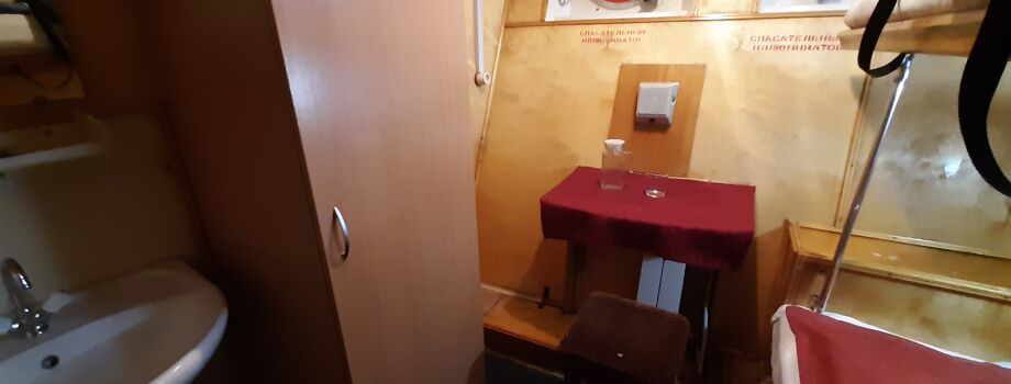 Двухъярусная каюта с иллюминатором с частичными удобствами (умывальник)