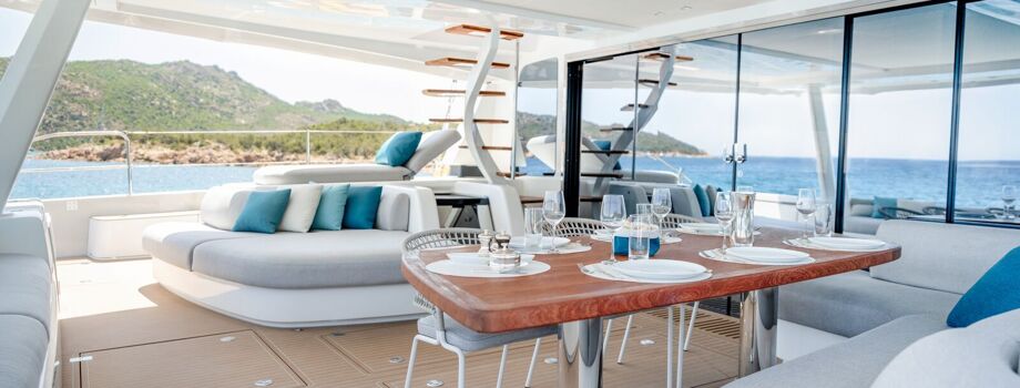 Стол для обеда в лаундже на открытом воздухе в задней части Spirit of Ponant