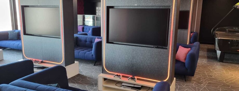 Игровые приставки в зоне отдыха для подростков