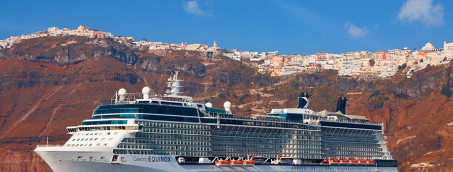 Celebrity Equinox у острова Санторини