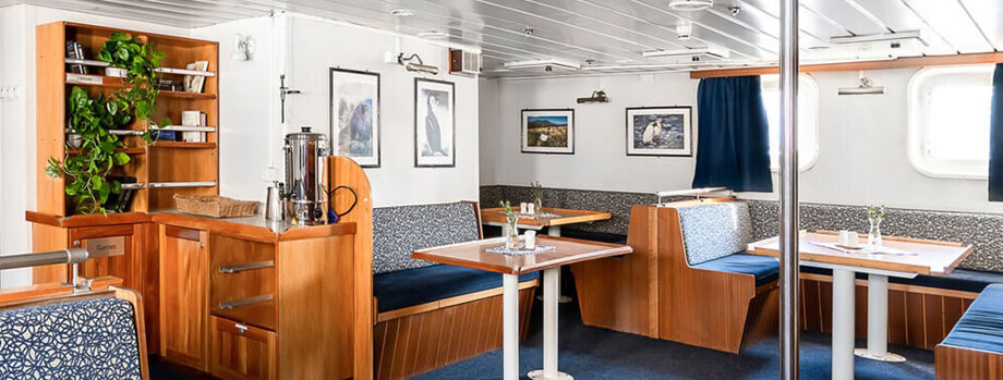 Кают-компания с библиотекой