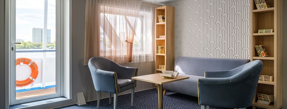 Зона с книгами на средней палубе