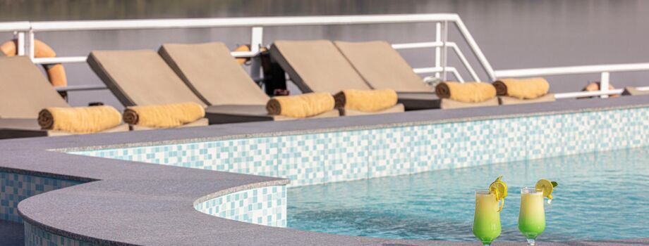 Зона отдыха у бассейна