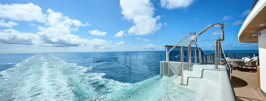 Джакузи с бесконечным видом на террасе каюты Owner`s Residence