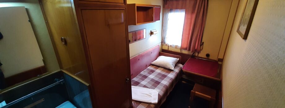 Одноместная каюта с окном с частичными удобствами (умывальник)