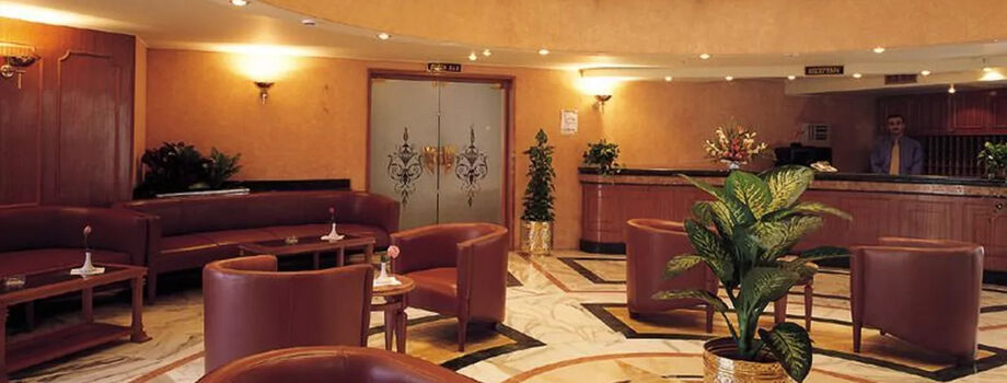 Холл у информационной стойки