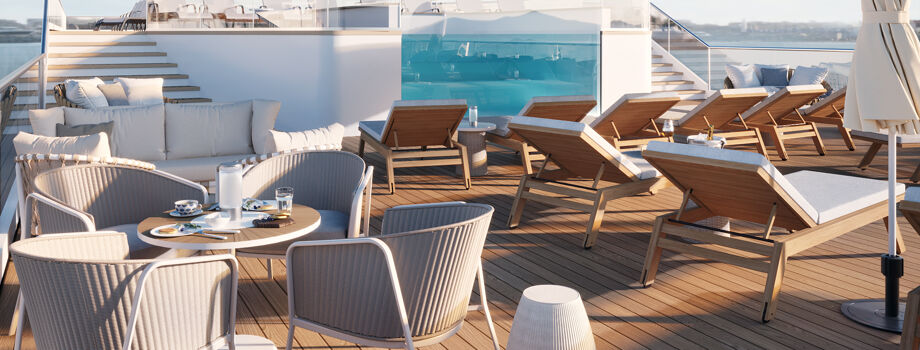 Бассейн и бар на открытой палубе