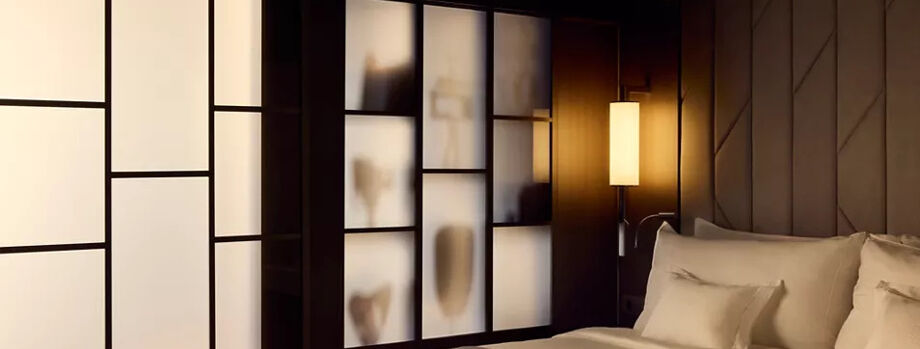 Спальная зона с перегородкой в каюте Premier penthouse