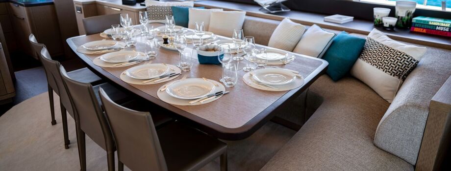 Обеденная зона во внутреннем лаундже