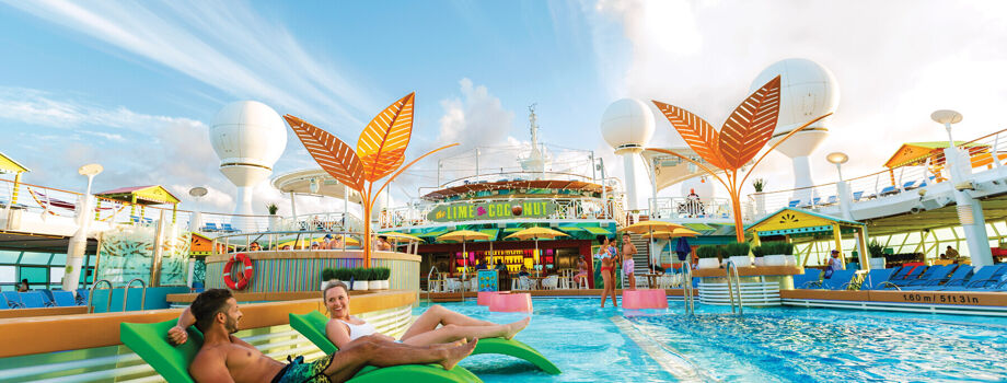 Бассейн и бар на открытой палубе