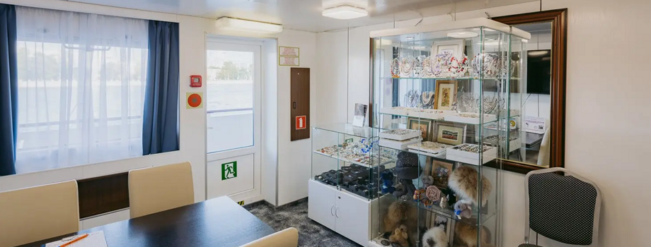 Свенирный киоск в холле