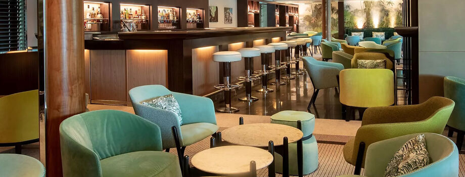 Бар The piano bar на 5 палубе