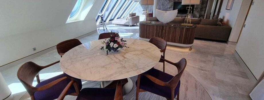 Гостиная в каюте Presidential Villa